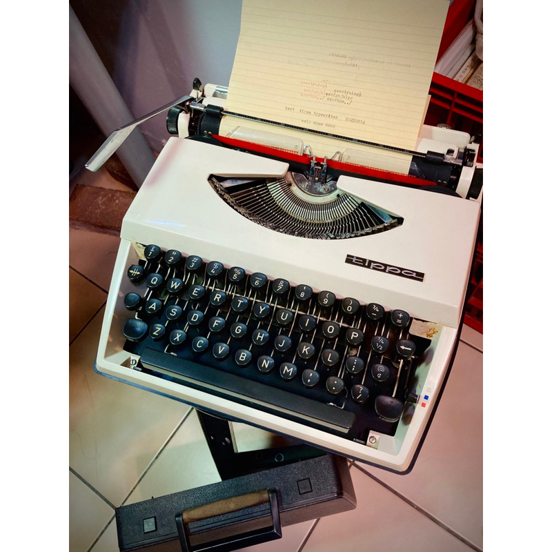 早期荷蘭製ADLER tippa桌上型隨身打字機 打字功能正常 乳白外觀黑按鍵 附紙托 有使用痕跡 展覽道具陳列參考