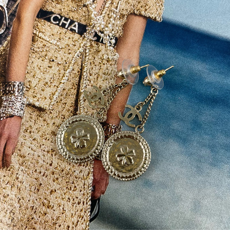 （🎉已售）近新正品✨香奈兒Chanel 15v淡金垂墜雙C logo兩面雙面幸運草圓牌金幣耳環
