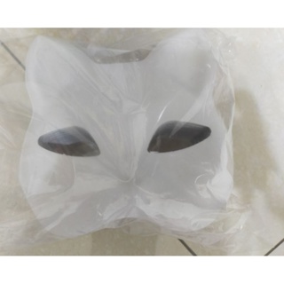 清空家中商品，紙製白色彩繪貓面具