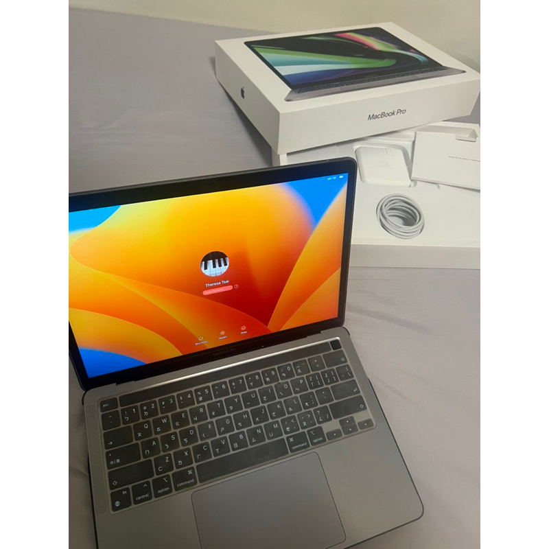 MacBook Pro 13吋2021年9月購入（二手）盒子完整，保護殼、鍵盤膜一起賣