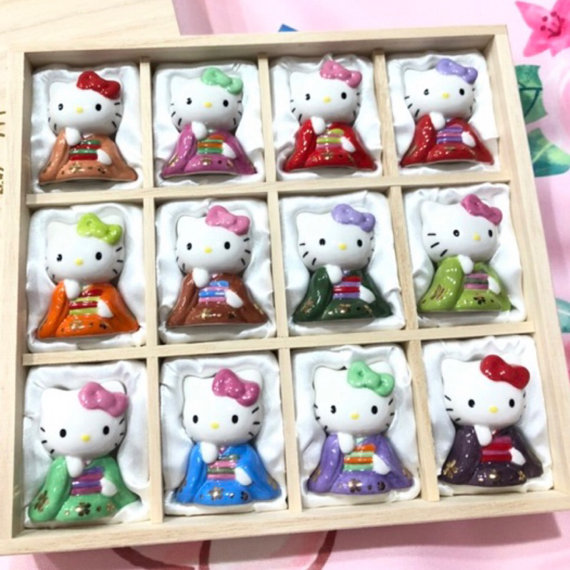 日本進口Hello Kitty凱蒂貓 IDC設計公司聯名款收藏品 12月陶瓷和服娃娃 共12色款