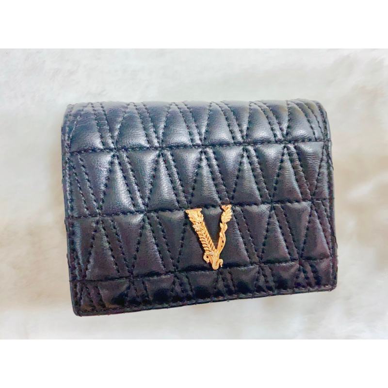 正版專櫃貨 Versace  凡賽斯 二手歐美短夾 內裡黃色花卉設計♥️♥️♥️📣🔈