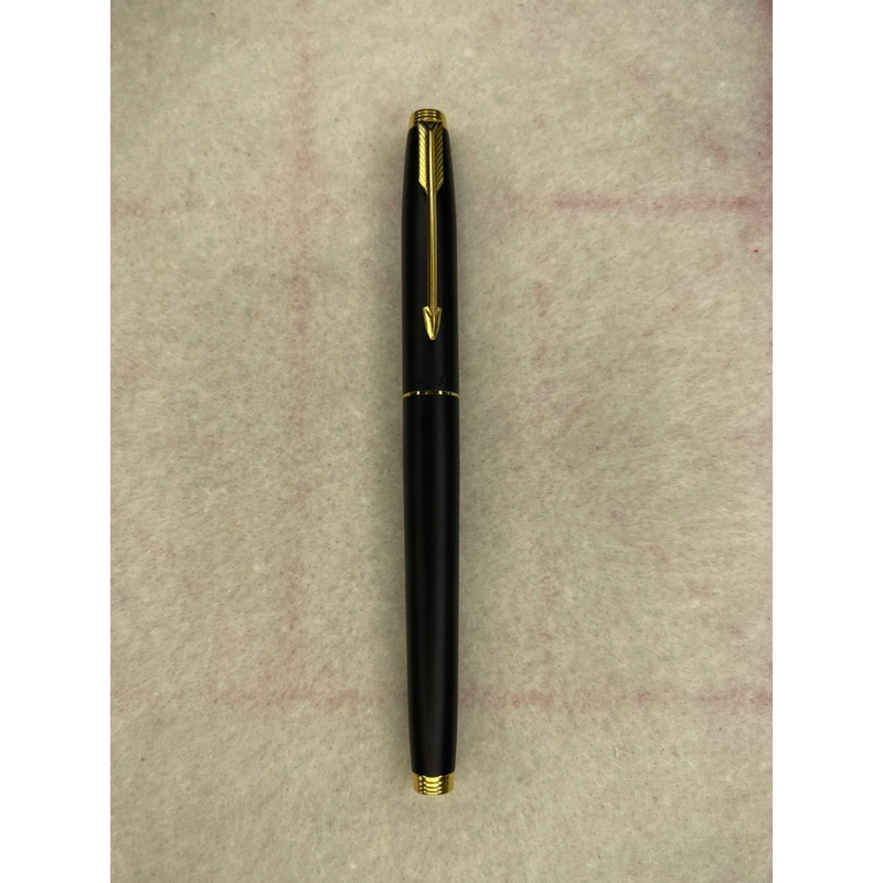 派克75凹頂鋼筆，霧黑桿金夾，14K/X尖，附吸墨器。品項新。