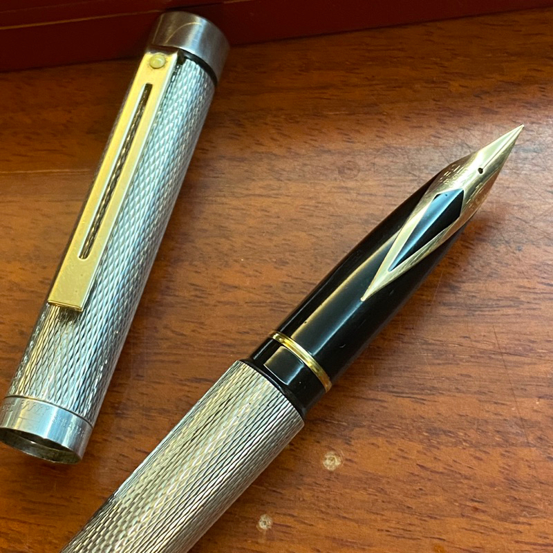 筆來筆趣》 Sheaffer 西華Targa 特佳帝國 網花/直條鍍銀 長尖14K鋼筆
