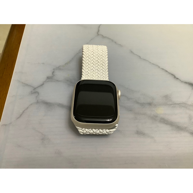 Apple Watch Series 7 (GPS)；41 公釐星光色鋁金屬錶殼；星光色編織單圈錶環 - 5 號