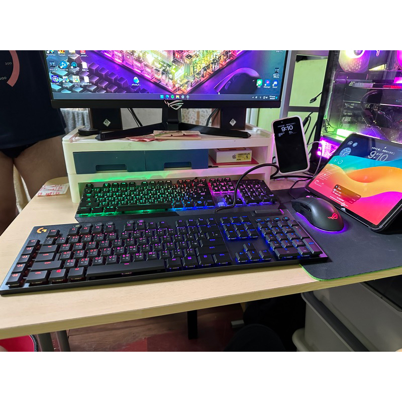 羅技 G813 RGB機械式短軸遊戲鍵盤 - 青軸 二手極新 完整盒裝