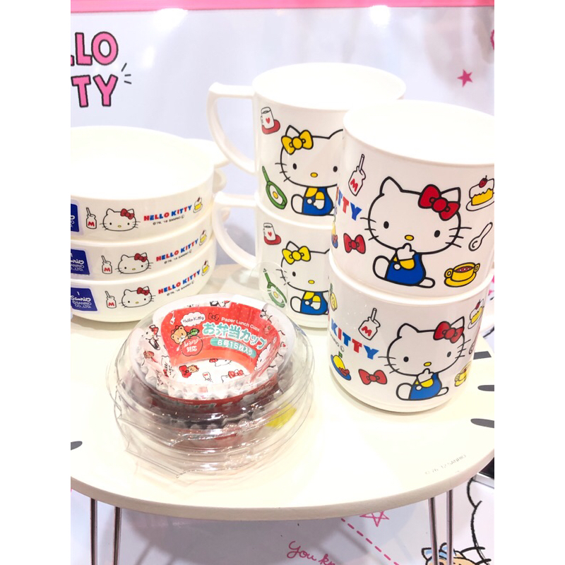 日本帶回來的Hello Kitty幼兒餐盤有把手可耐熱140可進微波爐的杯盤組