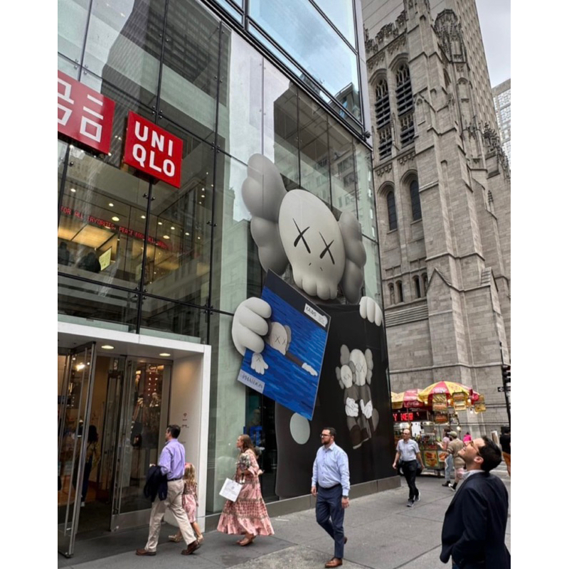 #kaws x #ut #uniqlo  早擁有先享受  大家還記得這個嗎？ 晚買的人 走在路上大家都一樣😂就是這麼親民