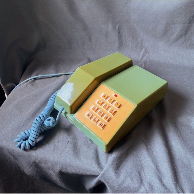 {{ 老叢 }} ☎️ 早期藍綠色按鍵式有線電話