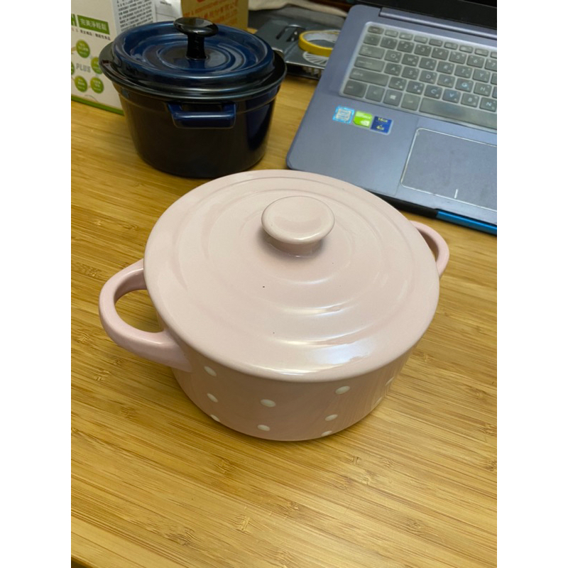 粉紅點點陶瓷鍋，外面有琺瑯烤漆