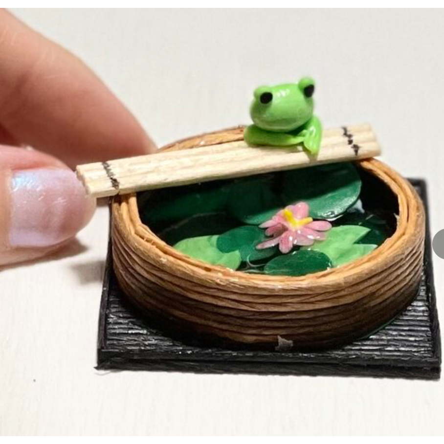 ミニチュア:睡蓮鉢とカエル miniature: biotope bowl&amp; a frog