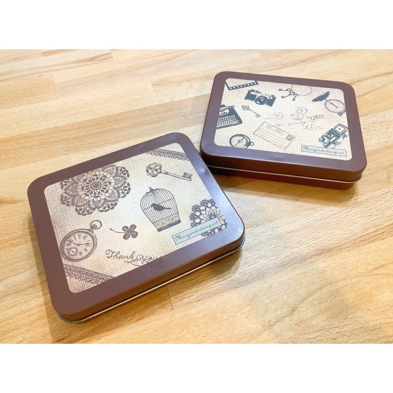 日本Papeterie 瑪格麗特復古原木木質印章組合 含鐵盒 共2款～古董打字機 相機 明信片/懷錶 鳥籠 古典蕾絲花