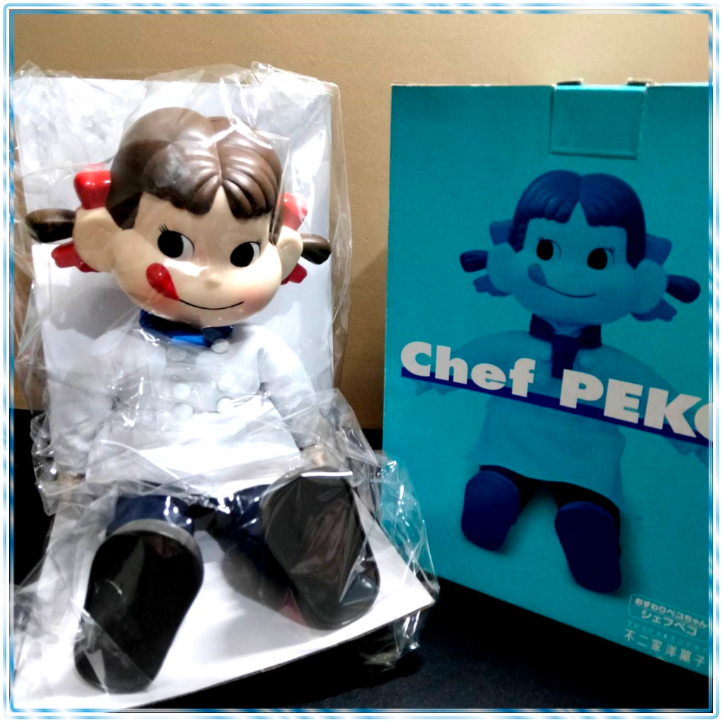 日本帶回早期正版絕版現貨-全新內裝未拆封-FUJIYA不二家Chef PEKO廚師服牛奶妹人形坐姿公仔玩偶-藍盒