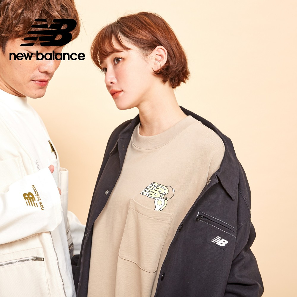【New Balance】 NB SDS口袋可愛插圖長袖上衣_男性_奶茶色_AMT33350BNN