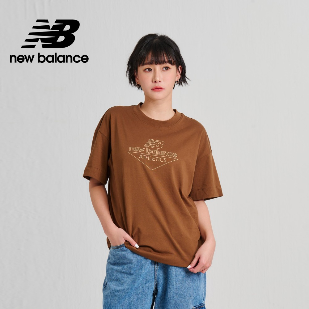 【New Balance】 NB 圓領寬鬆短袖上衣_女性_咖啡色_AWT33526DHE