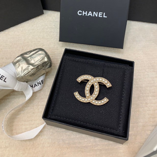 【現貨】臺灣專櫃。全新 CHANEL 經典LOGO珍珠胸針