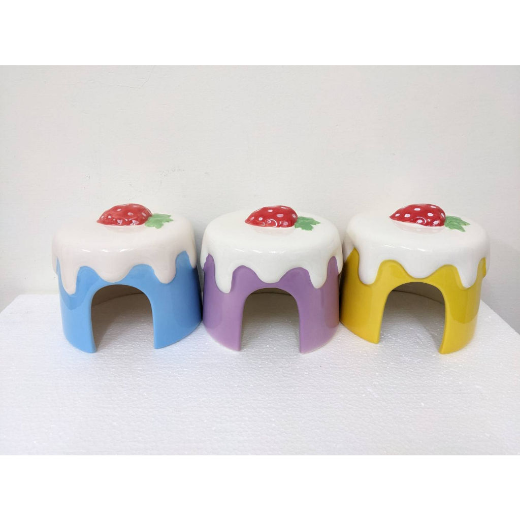 【三隻小豬寵物用品】陶瓷窩 優豆-草莓蛋糕造型 刺蝟/黃金可 (藍/紫/黃 隨機出色)