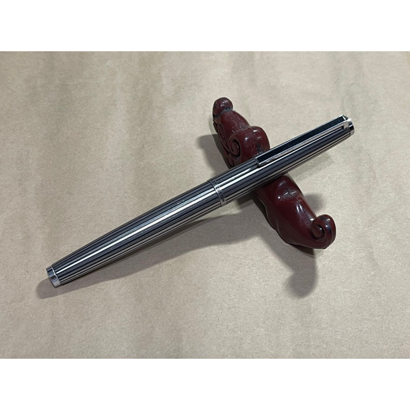Pilot 百樂Custom鋼筆，18K/F尖，鋼桿蝕刻黑條，筆美，附吸墨器；無盒，附一般鐵盒。