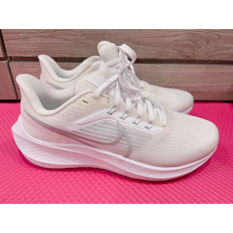 Nike慢跑女鞋 白 銀勾 24.5cm DH4072-100（二手）
