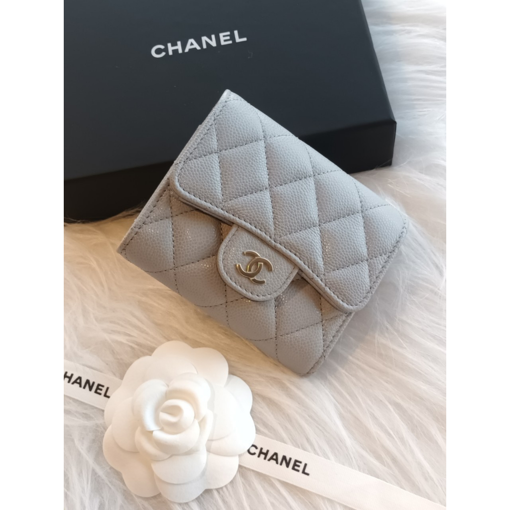 Chanel 🌟最新冰川灰 淡金荔枝皮 三折短夾 零錢包在內款 $3xxxx 在台現貨