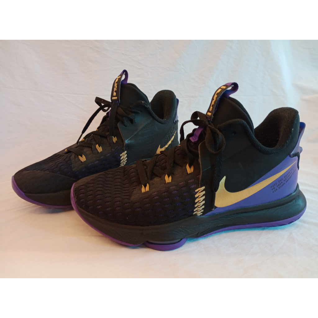 NIKE LeBron Witness 5 Basketball Shoe