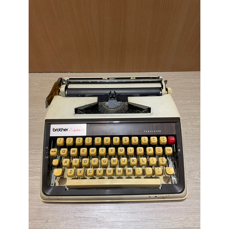 早期Brother打字機Echelon 77 機械式 （沒有附提盒 ）傳統打字機 拍戲 懷舊 珍藏 擺飾 零件 二手