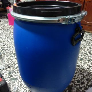 賣2個塑膠空桶(使用過)約為50公升，最大口徑約34公分，高度約58公分
