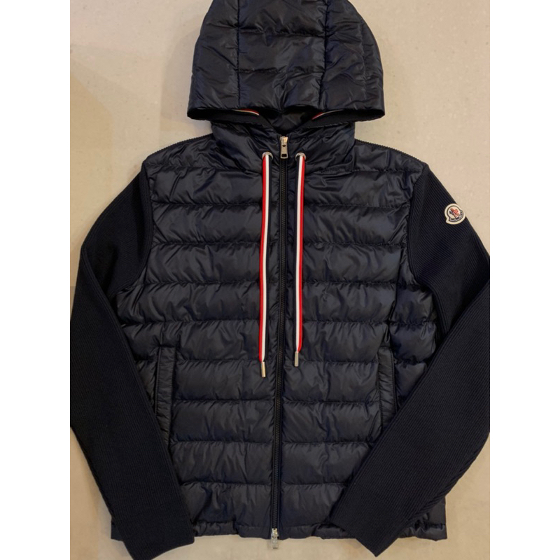 Limit精品✔️Moncler 手臂小logo設計搭配滾邊配色 男生 男款 深藍 半羽絨連帽外套