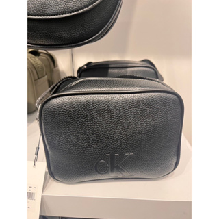 Calvin Klein 代購 新款軟皮革相機包 手提包 外出包 旅行包 斜背包 側背包 斜肩 寬版背帶