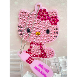 日本帶回來的Hello Kitty和R O U N D1聯名款鑲水鑽亮片壓克力板鑰匙圈吊飾
