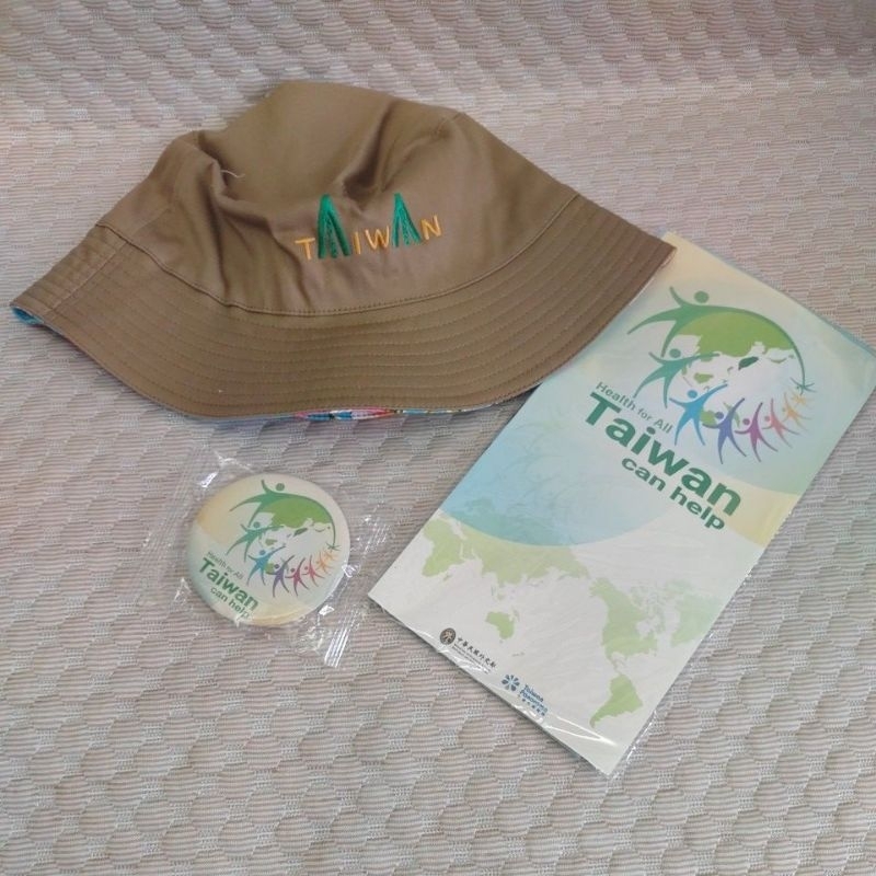 外交部台灣意象紀念品三入一組， 台灣意象漁夫帽（ 反面為客家花布）， 台灣意象魔術頭巾， 客家花布漁夫帽