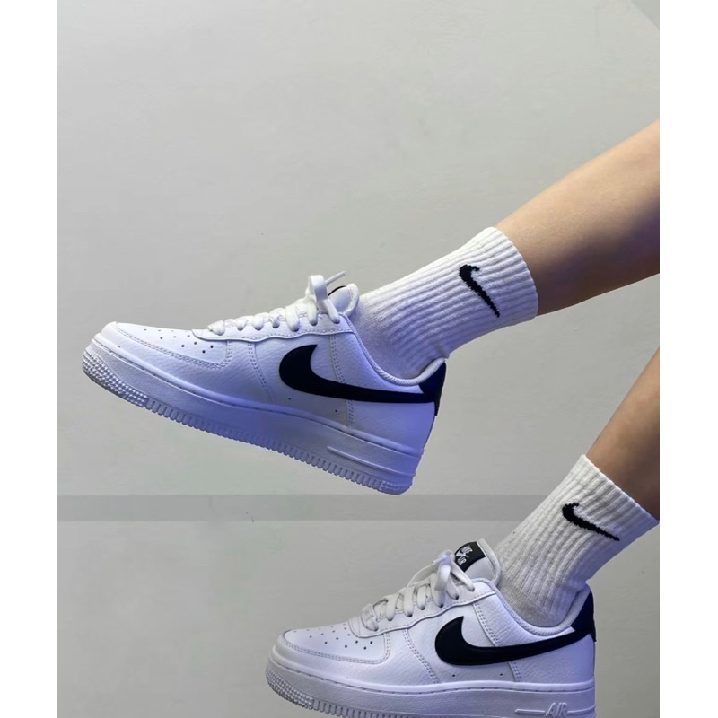 男女款 Nike Air Force 1 空軍一號 黑勾 荔枝皮 白黑 CT2302-100