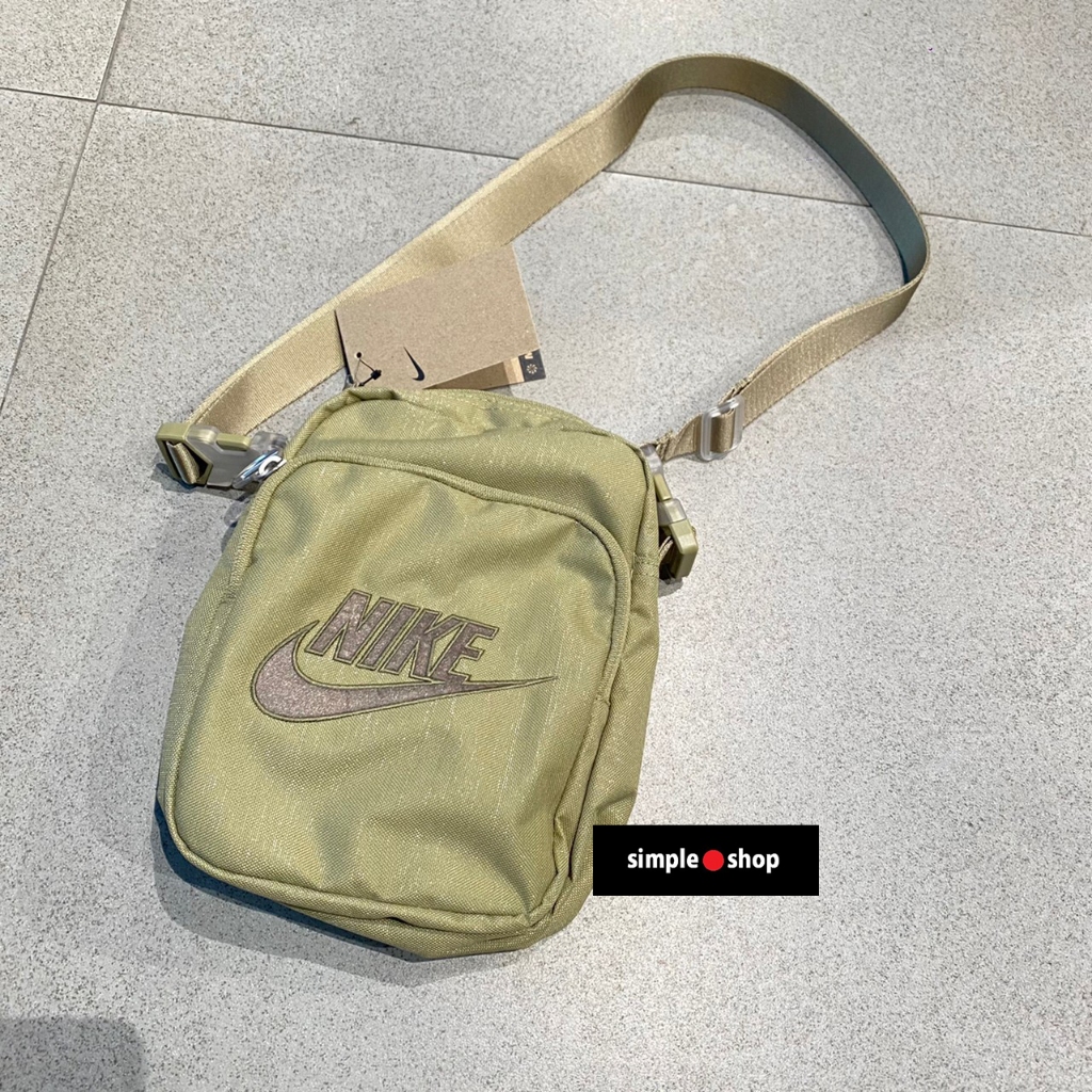 【Simple shop】NIKE LOGO 側背包 大容量 勾勾 斜背包 小包 橄欖綠 FB3041-276