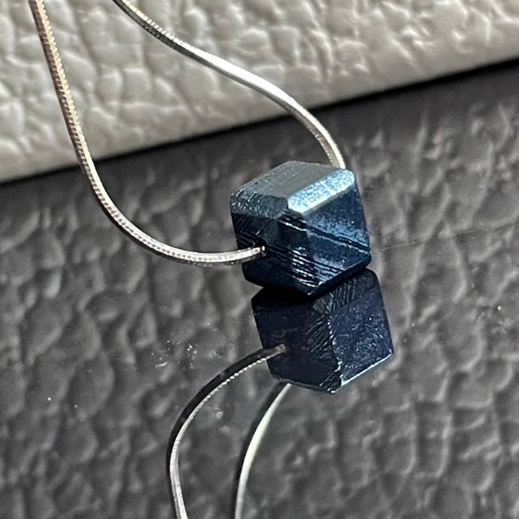 (玉見玉品) 天然鎳鐵隕石 藍色 立方體 天鐵隕石 魏德曼花紋 項鍊 墜飾 吊墜