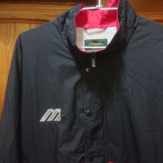 運動品牌 Mizuno 美津濃 PLUS系列 L 經典黑紅飾條透氣運動立領外套 可拆袖 內網層透氣 2口袋 棒球外套