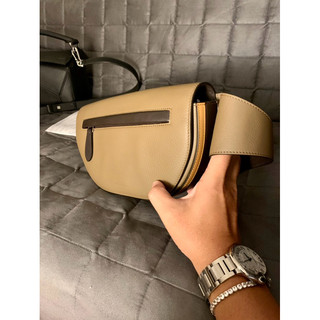 全新品 BURBERRY Olympia 半月包 腰包 斜背包 雙色小牛皮 羊皮內裡 附吊牌防塵袋 購證可提供 正品現貨