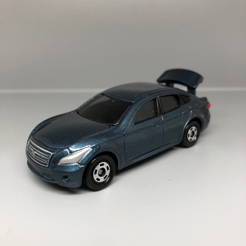 Tomica 8 Nissan fuga