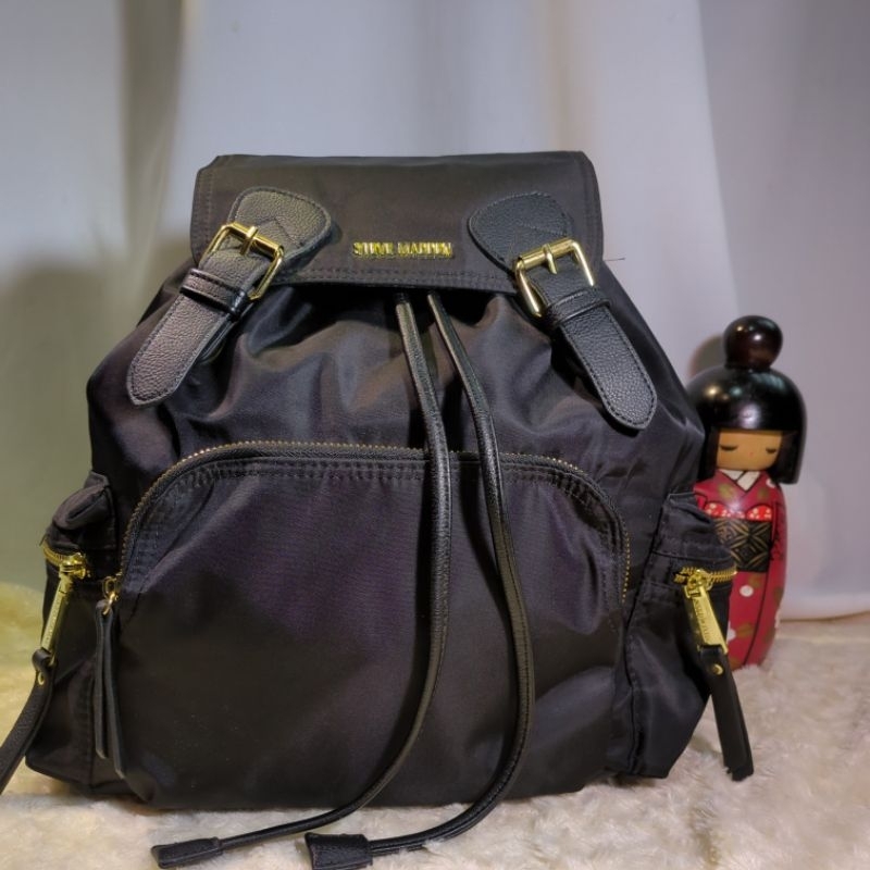 品牌 Steve madden輕量尼龍經典百搭後背包 黑色；最經典的就是超受歡迎的後背包！大容量設計非常能裝