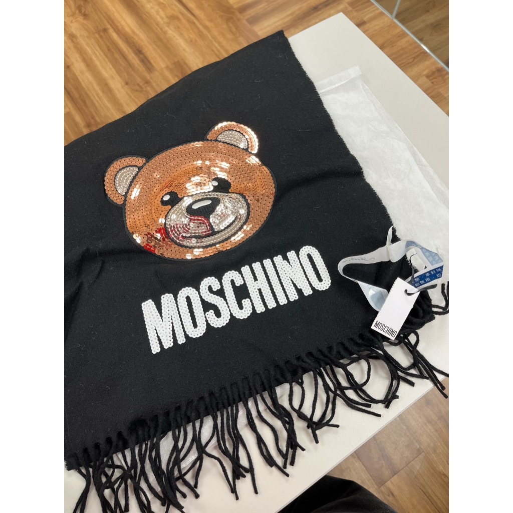 【MOSCHINO】全新代友出售 亮片英文小熊純羊絨毛針織流蘇披肩長圍巾(黑)