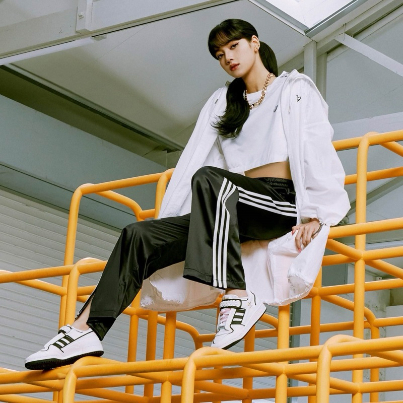 （現貨）全新真品愛迪達Adidas originals白色blackpink Lisa款風衣外套運動外套長外套防風外套