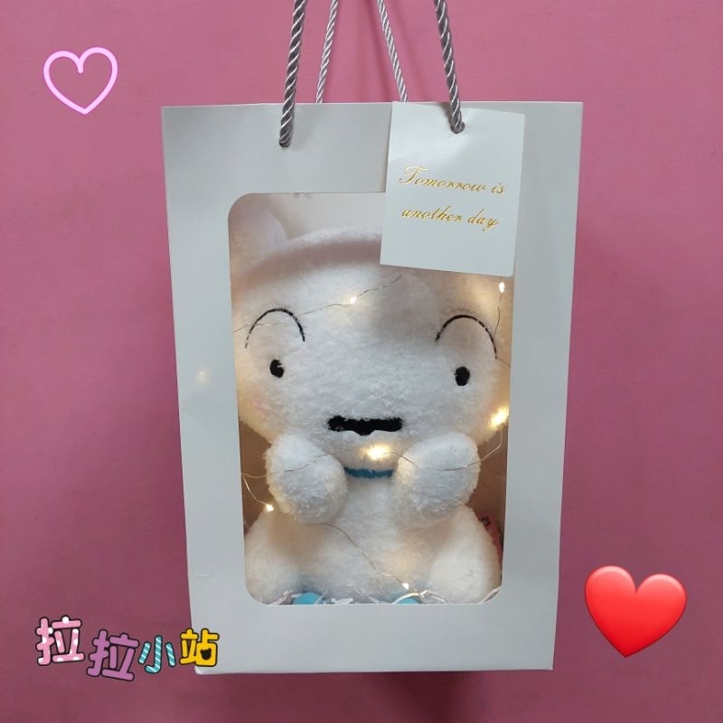 可愛蠟筆小新玩偶~小白玩偶禮物袋~小白娃娃~正版授權~蠟筆小新娃娃~新之助~蠟筆小新玩偶~動感超人小新~