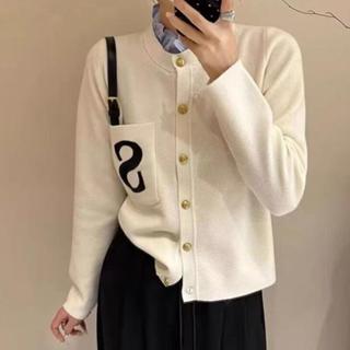 胖胖美依 外套 針織上衣 毛線衣 打底衫 新款刺繡口袋領口木耳邊立領單排扣針織毛衣外套女針織開衫NA19B.95265