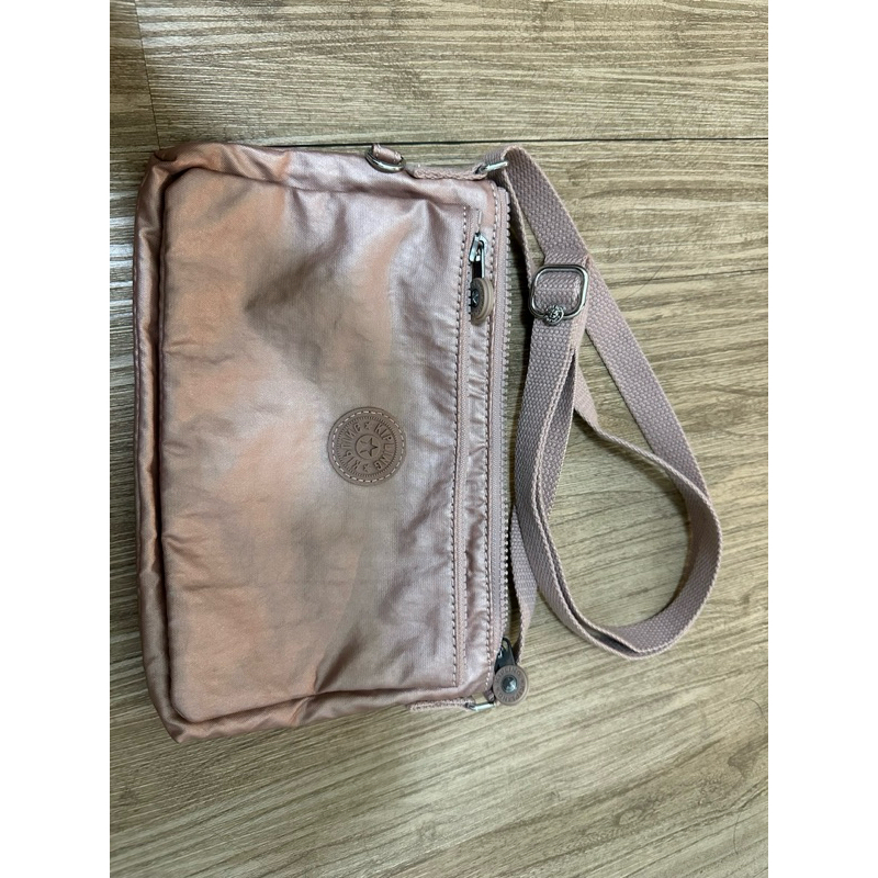 Kipling 金屬光玫瑰金雙內袋斜背小包-MIKAELA