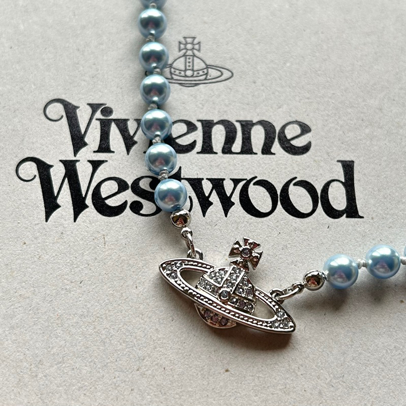 【現貨-日本完售限定品】英國品牌Vivienne Westwood 經典碎鑽土星LOGO Y2K風格藍色珍珠項鍊/頸鏈