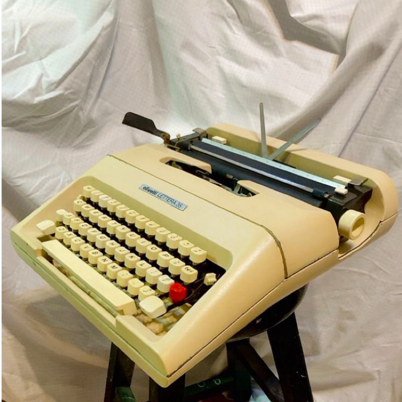 早期西班牙製造Olivetti Lettera35打字機 全金屬米白色機身 特殊外型 已清潔保養 全新色帶 文書陳列參考