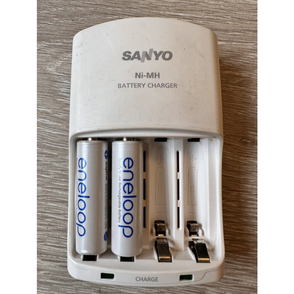 [二手] Sanyo三洋 Ni-MH 充電器 (附兩顆 eneloop三號電池)