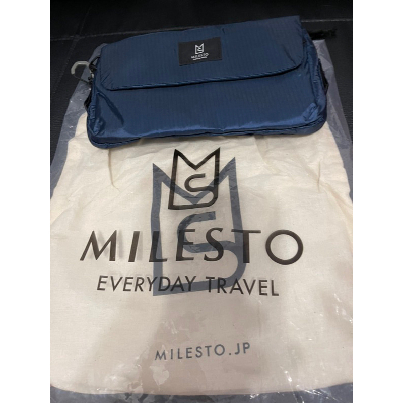 【MILESTO】日本隨身輕巧出遊隨身包 側背包 郵差包 附防塵套中性款男女通用