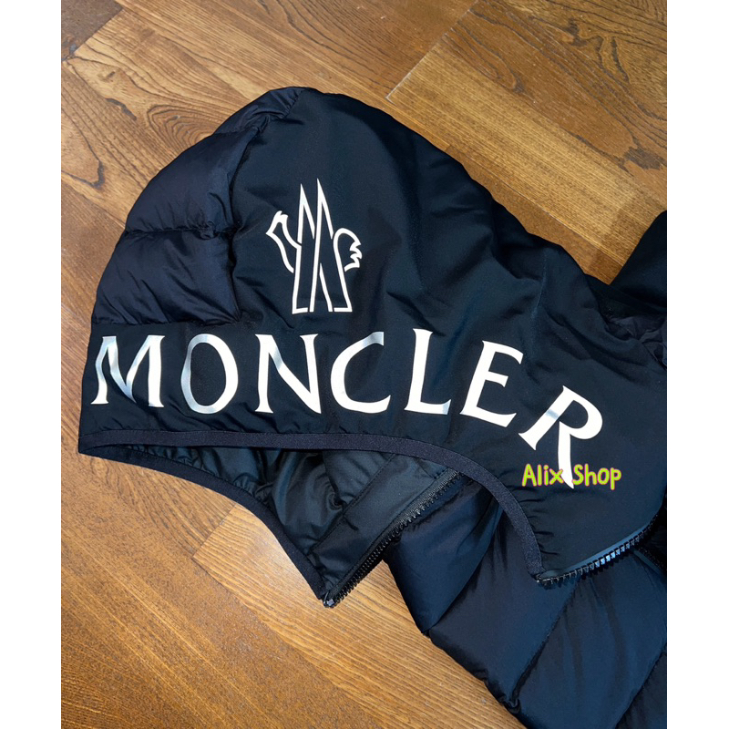 現貨 2024 Moncler 春夏新款 簡約、手臂黑標徽章、反光Logo 、男款，輕羽絨 連帽拉鏈外套、夾克