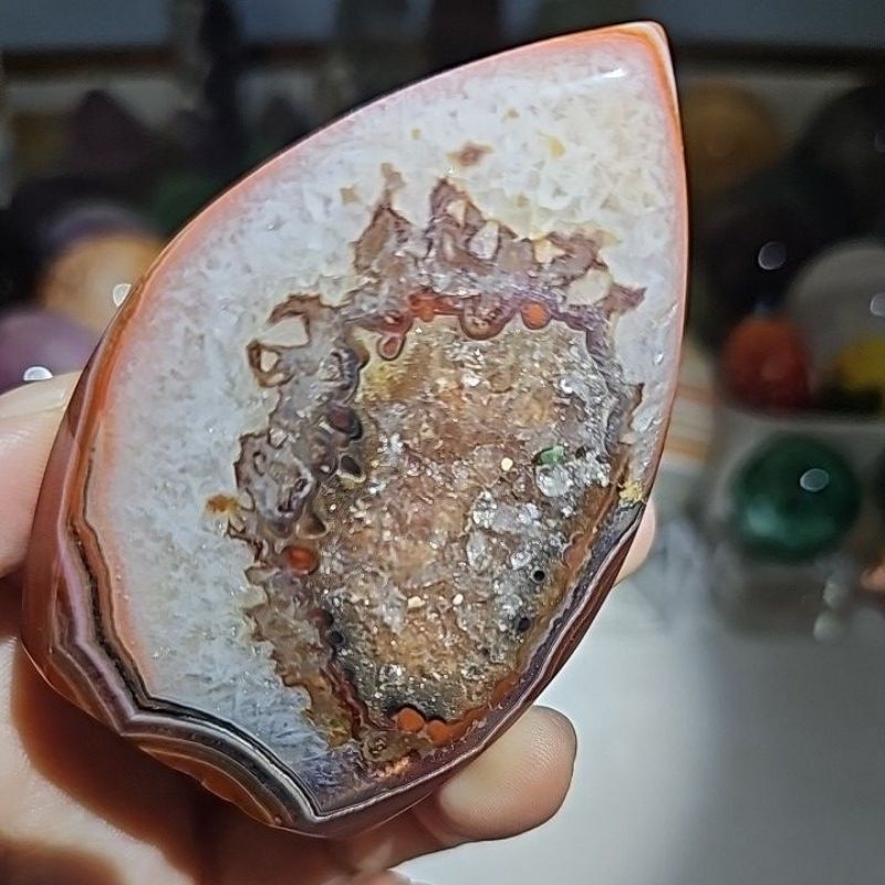 紅瑪瑙晶洞片 擺飾 似鑽石般閃耀晶牙 優美瑪瑙紋邊 約7.78×5公分 附金屬架