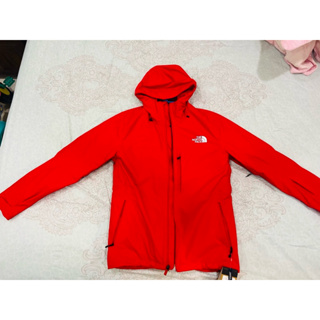The North Face Thermoball Eco三合一 防水羽絨外套，紅色。